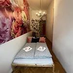 Habitación en casa particular Spring Roses Downtown Boutique 2 On The Famous Váci Fashion Street Free Coffee, Tee Budapest