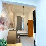 Gazde/Camere de închiriat Spring Roses Downtown Boutique 2 On The Famous Vaci Fashion Street Free Coffee, Tee