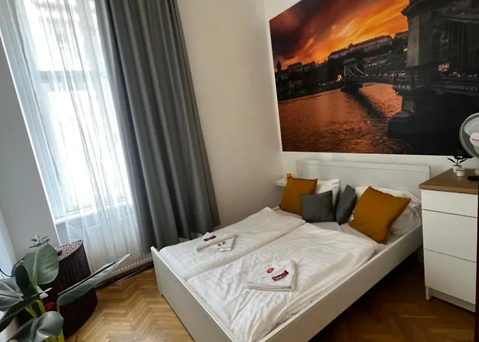 Spring Roses Downtown Boutique 2 On The Famous Vaci Fashion Street Free Coffee, Tee * Budapest